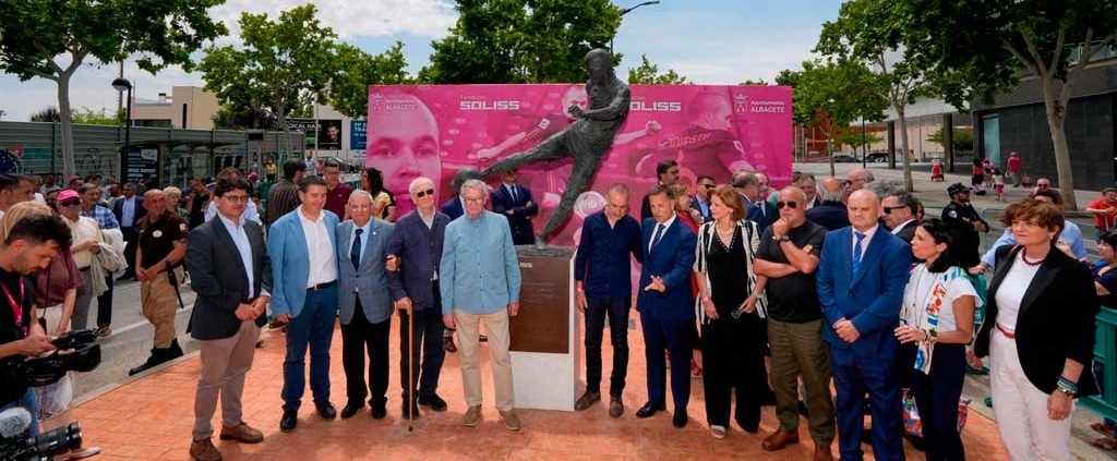 La escultura “Iniesta Eterno” ya luce en Albacete gracias a la Fundacion Soliss